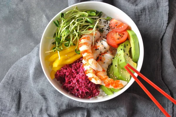 Taze deniz ürünleri yemek tarifi. Karides kase pirinç, kırmızı lahana, avokado, sarı tatlı biber ile poke. Gıda kavramı poke kase gri arka plan üzerinde 