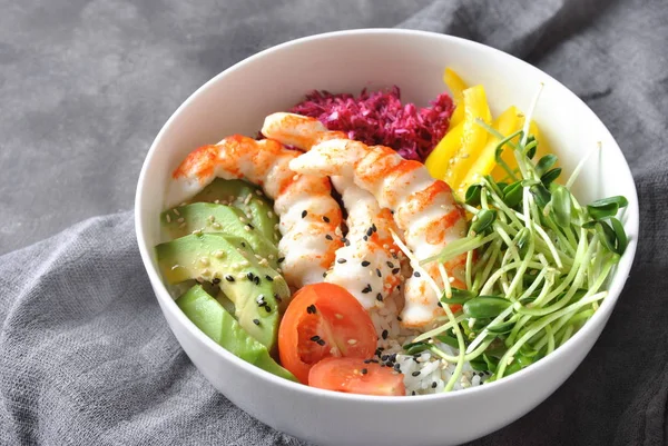 Taze deniz ürünleri yemek tarifi. Karides kase pirinç, kırmızı lahana, avokado, sarı tatlı biber ile poke. Gıda kavramı poke kase gri arka plan üzerinde 