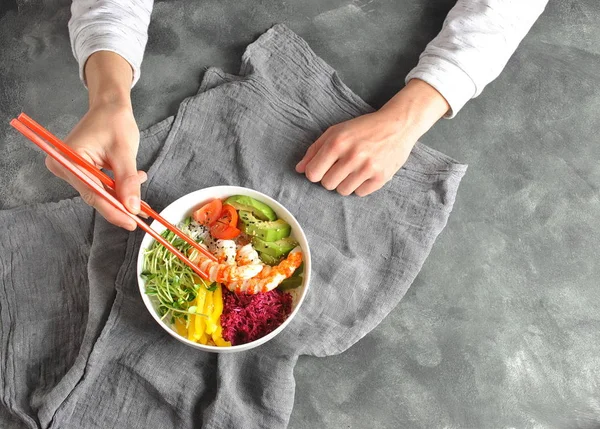 Taze deniz ürünleri yemek tarifi. Karides kase pirinç, kırmızı lahana, avokado, sarı tatlı biber ile poke. Gıda kavramı poke kase gri arka plan üzerinde 