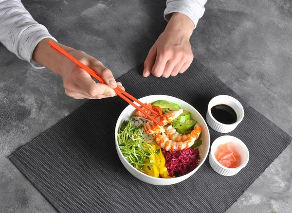 Taze deniz ürünleri yemek tarifi. Karides kase pirinç, kırmızı lahana, avokado, sarı tatlı biber ile poke. Gıda kavramı poke kase gri arka plan üzerinde 