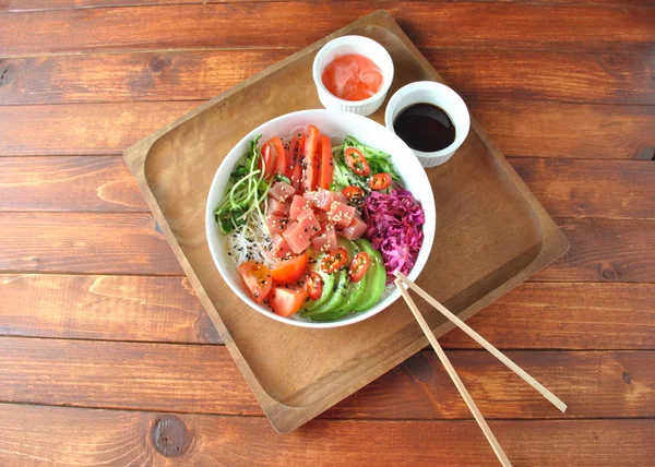 Organik gıda. Taze deniz ürünleri yemek tarifi. Ton balığı kase kristal erişte, taze kırmızı lahana, avokado, domates ile poke. Gıda kavramı poke kase ahşap arka plan üzerinde 