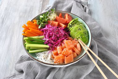 Taze deniz ürünleri yemek tarifi. Organik gıda. Taze somon kase kristal erişte, taze kırmızı lahana, avokado, domates ile poke. Gıda kavramı poke kase