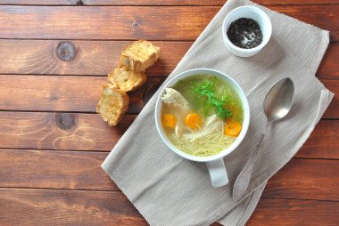 Tavuk çorbası erişte ve sebze kase üzerinde ahşap arka plan ev yapımı sağlıklı yemek 