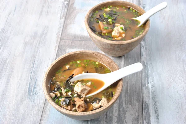 Japoński Miso Zupa Świeżego Tuńczyka Suszone Wodorosty Tofu Shiitake Suszone — Zdjęcie stockowe