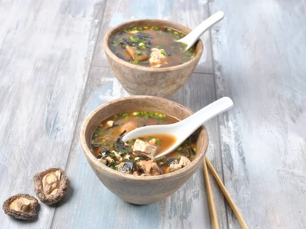 Sopa Missô Japonesa Com Atum Fresco Algas Secas Tofu Shiitake — Fotografia de Stock