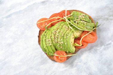 Sağlıklı avokado sandviç, karanlık ekmek. Baharatlı çavdar tost