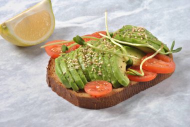 Sağlıklı avokado sandviç, karanlık ekmek. Baharatlı çavdar tost