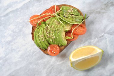 Sağlıklı avokado sandviç, karanlık ekmek. Baharatlı çavdar tost