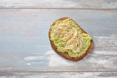 Sağlıklı avokado sandviç, karanlık ekmek. Baharatlı çavdar tost
