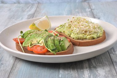 Sağlıklı avokado sandviç, karanlık ekmek. Baharatlı çavdar tost