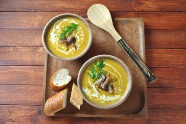 Kabak krem çorbası ile krem ve mantar iki Ahşap ahşap arka plan üzerinde kaseler