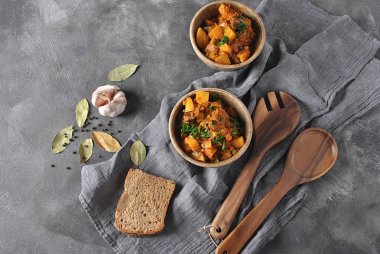 İrlanda güveci sığır eti, patates, havuç ve otlar ile yapılan. Geleneksel St Patrick's günü çanak