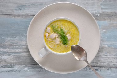 Tavuk çorbası. Tavuk ve patates ile sıcak kış çorbası. Tavuk ve patates çorbası çorba. Tavuk ve sebze ahşap arka plan üzerinde beyaz kase taze kremalı çorba. Sağlıklı gıda
