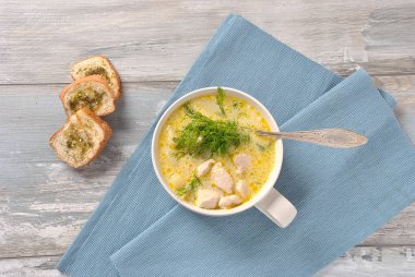 Tavuk çorbası. Tavuk ve patates ile sıcak kış çorbası. Tavuk ve patates çorbası çorba. Tavuk ve sebze ahşap arka plan üzerinde beyaz kase taze kremalı çorba. Sağlıklı gıda