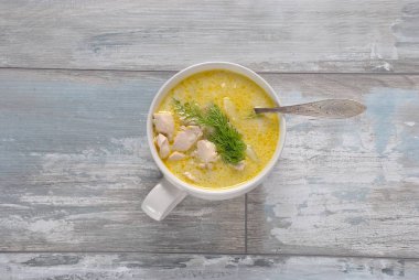 Tavuk çorbası. Tavuk ve patates ile sıcak kış çorbası. Tavuk ve patates çorbası çorba. Tavuk ve sebze ahşap arka plan üzerinde beyaz kase taze kremalı çorba. Sağlıklı gıda