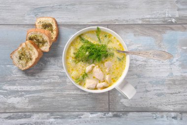 Tavuk çorbası. Tavuk ve patates ile sıcak kış çorbası. Tavuk ve patates çorbası çorba. Tavuk ve sebze ahşap arka plan üzerinde beyaz kase taze kremalı çorba. Sağlıklı gıda