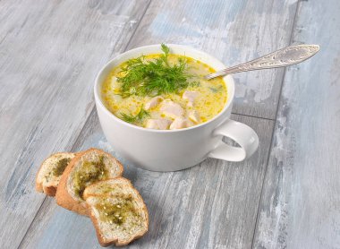 Tavuk çorbası. Tavuk ve patates ile sıcak kış çorbası. Tavuk ve patates çorbası çorba. Tavuk ve sebze ahşap arka plan üzerinde beyaz kase taze kremalı çorba. Sağlıklı gıda