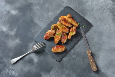 Izgara, Barbekü tavuk kanatları. Akşam yemeği ya da öğle yemeği için lezzetli yemekler. Kızarmış tavuk kanadı susam siyah arka plan ile. Fast food kavramı.