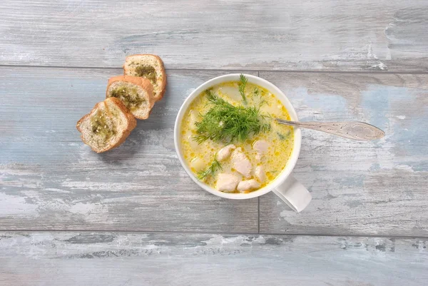 Tavuk çorbası. Tavuk ve patates ile sıcak kış çorbası. Tavuk ve patates çorbası çorba. Tavuk ve sebze ahşap arka plan üzerinde beyaz kase taze kremalı çorba. Sağlıklı gıda