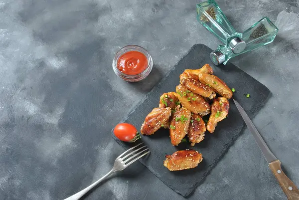 Izgara, Barbekü tavuk kanatları. Akşam yemeği ya da öğle yemeği için lezzetli yemekler. Kızarmış tavuk kanadı susam siyah arka plan ile. Fast food kavramı.