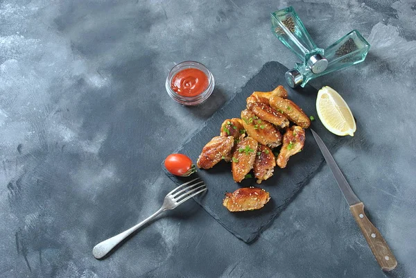 Izgara, Barbekü tavuk kanatları. Akşam yemeği ya da öğle yemeği için lezzetli yemekler. Kızarmış tavuk kanadı susam siyah arka plan ile. Fast food kavramı.