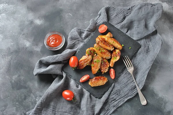 Izgara, Barbekü tavuk kanatları. Akşam yemeği ya da öğle yemeği için lezzetli yemekler. Kızarmış tavuk kanadı susam siyah arka plan ile. Fast food kavramı.