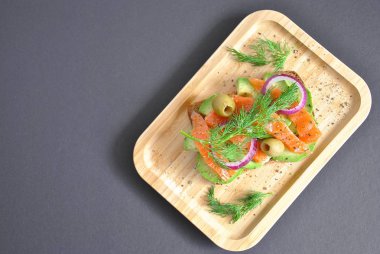 Avokado ve somon sağlıklı tam tahıllı ekmek tost. Sağlıklı besleyici yemek. Somon Sandviç 