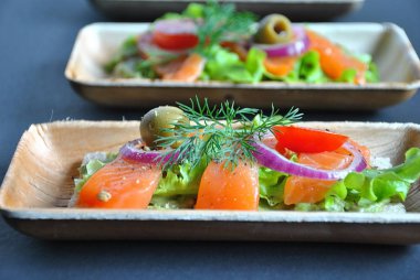 Avokado ile sağlıklı bütün tahıl crispbread yapıştırın, somon, zeytin, soğan, domates. Sağlıklı beslenme çanak