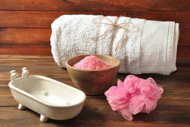 Spa ve vücut bakım ürünleri. Aromatik banyo Dead Sea Salt koyu ahşap arka plan üzerinde yükseldi. Ev yapımı Vücut tuz fırçalama için doğal maddeler. Dead Sea Kozmetik. Güzellik Cilt Bakımı. Kaplıca tedavisi. 