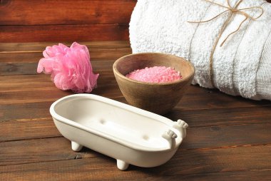 Spa ve vücut bakım ürünleri. Aromatik banyo Dead Sea Salt koyu ahşap arka plan üzerinde yükseldi. Ev yapımı Vücut tuz fırçalama için doğal maddeler. Dead Sea Kozmetik. Güzellik Cilt Bakımı. Kaplıca tedavisi. 