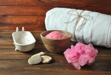 Spa ve vücut bakım ürünleri. Aromatik banyo Dead Sea Salt koyu ahşap arka plan üzerinde yükseldi. Ev yapımı Vücut tuz fırçalama için doğal maddeler. Dead Sea Kozmetik. Güzellik Cilt Bakımı. Kaplıca tedavisi. 