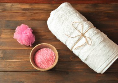 Spa ve vücut bakım ürünleri. Aromatik banyo Dead Sea Salt koyu ahşap arka plan üzerinde yükseldi. Ev yapımı Vücut tuz fırçalama için doğal maddeler. Dead Sea Kozmetik. Güzellik Cilt Bakımı. Kaplıca tedavisi. 