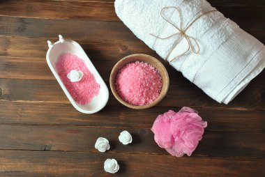 Spa ve vücut bakım ürünleri. Aromatik banyo Dead Sea Salt koyu ahşap arka plan üzerinde yükseldi. Ev yapımı Vücut tuz fırçalama için doğal maddeler. Dead Sea Kozmetik. Güzellik Cilt Bakımı. Kaplıca tedavisi. 