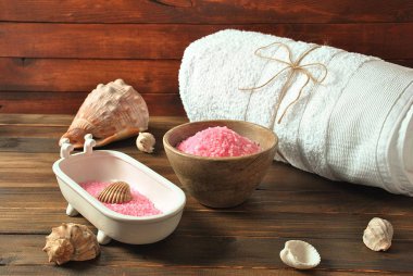 Spa ve vücut bakım ürünleri. Aromatik banyo Dead Sea Salt koyu ahşap arka plan üzerinde yükseldi. Ev yapımı Vücut tuz fırçalama için doğal maddeler. Dead Sea Kozmetik. Güzellik Cilt Bakımı. Kaplıca tedavisi. 