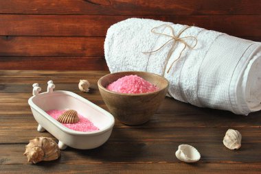 Spa ve vücut bakım ürünleri. Aromatik banyo Dead Sea Salt koyu ahşap arka plan üzerinde yükseldi. Ev yapımı Vücut tuz fırçalama için doğal maddeler. Dead Sea Kozmetik. Güzellik Cilt Bakımı. Kaplıca tedavisi. 