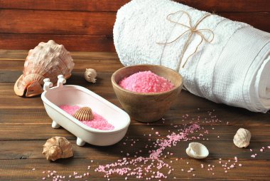 Spa ve vücut bakım ürünleri. Aromatik banyo Dead Sea Salt koyu ahşap arka plan üzerinde yükseldi. Ev yapımı Vücut tuz fırçalama için doğal maddeler. Dead Sea Kozmetik. Güzellik Cilt Bakımı. Kaplıca tedavisi. 