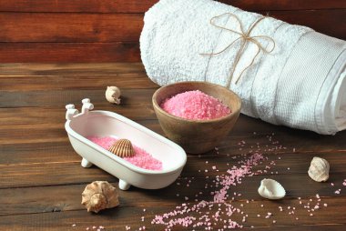 Spa ve vücut bakım ürünleri. Aromatik banyo Dead Sea Salt koyu ahşap arka plan üzerinde yükseldi. Ev yapımı Vücut tuz fırçalama için doğal maddeler. Dead Sea Kozmetik. Güzellik Cilt Bakımı. Kaplıca tedavisi. 