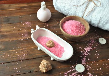 Spa ve vücut bakım ürünleri. Aromatik banyo Dead Sea Salt koyu ahşap arka plan üzerinde yükseldi. Ev yapımı Vücut tuz fırçalama için doğal maddeler. Dead Sea Kozmetik. Güzellik Cilt Bakımı. Kaplıca tedavisi. 