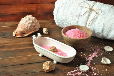 Spa ve vücut bakım ürünleri. Aromatik banyo Dead Sea Salt koyu ahşap arka plan üzerinde yükseldi. Ev yapımı Vücut tuz fırçalama için doğal maddeler. Dead Sea Kozmetik. Güzellik Cilt Bakımı. Kaplıca tedavisi. 