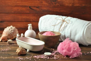 Spa ve vücut bakım ürünleri. Aromatik banyo Dead Sea Salt koyu ahşap arka plan üzerinde yükseldi. Ev yapımı Vücut tuz fırçalama için doğal maddeler. Dead Sea Kozmetik. Güzellik Cilt Bakımı. Kaplıca tedavisi. 