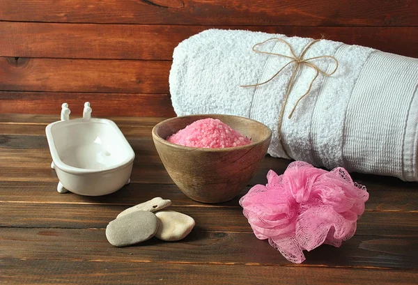 Spa ve vücut bakım ürünleri. Aromatik banyo Dead Sea Salt koyu ahşap arka plan üzerinde yükseldi. Ev yapımı Vücut tuz fırçalama için doğal maddeler. Dead Sea Kozmetik. Güzellik Cilt Bakımı. Kaplıca tedavisi. 