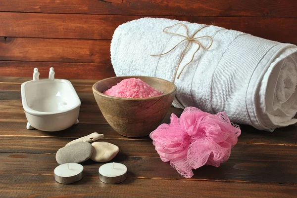 Spa ve vücut bakım ürünleri. Aromatik banyo Dead Sea Salt koyu ahşap arka plan üzerinde yükseldi. Ev yapımı Vücut tuz fırçalama için doğal maddeler. Dead Sea Kozmetik. Güzellik Cilt Bakımı. Kaplıca tedavisi. 