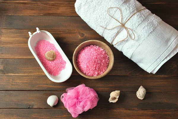 Spa ve vücut bakım ürünleri. Aromatik banyo Dead Sea Salt koyu ahşap arka plan üzerinde yükseldi. Ev yapımı Vücut tuz fırçalama için doğal maddeler. Dead Sea Kozmetik. Güzellik Cilt Bakımı. Kaplıca tedavisi. 