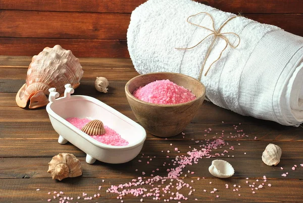 Spa ve vücut bakım ürünleri. Aromatik banyo Dead Sea Salt koyu ahşap arka plan üzerinde yükseldi. Ev yapımı Vücut tuz fırçalama için doğal maddeler. Dead Sea Kozmetik. Güzellik Cilt Bakımı. Kaplıca tedavisi. 