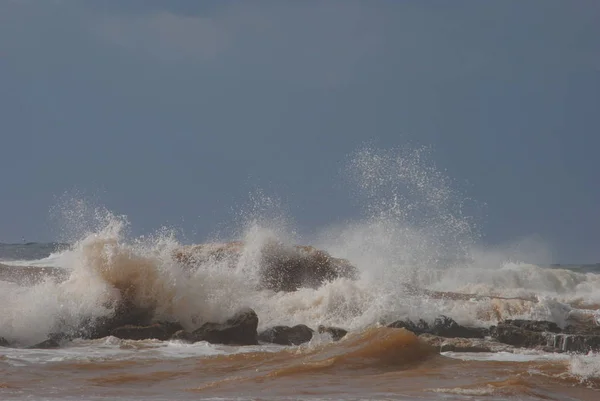 Tempestade Marítima Ondas Queda Mar Mediterrâneo Dia Chuvoso Tempestuoso — Fotografia de Stock