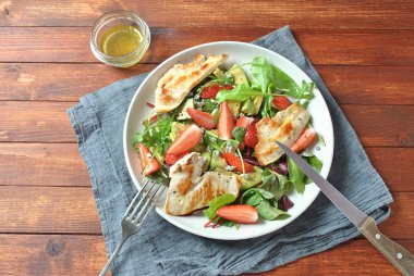 Avokado, çilek, roka, pancar yaprakları ve mavi peynir sağlıklı gıda kavramı ile ahşap arka plan üzerinde tavuk avokado salatası tavuk salatası