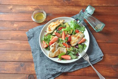 Avokado, çilek, roka, pancar yaprakları ve mavi peynir sağlıklı gıda kavramı ile ahşap arka plan üzerinde tavuk avokado salatası tavuk salatası