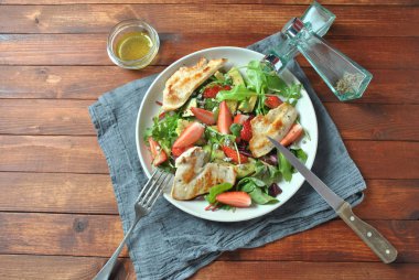 Avokado, çilek, roka, pancar yaprakları ve mavi peynir sağlıklı gıda kavramı ile ahşap arka plan üzerinde tavuk avokado salatası tavuk salatası