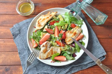 Avokado, çilek, roka, pancar yaprakları ve mavi peynir sağlıklı gıda kavramı ile ahşap arka plan üzerinde tavuk avokado salatası tavuk salatası