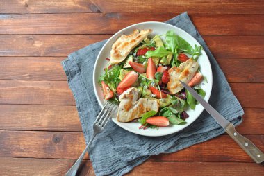 Avokado, çilek, roka, pancar yaprakları ve mavi peynir sağlıklı gıda kavramı ile ahşap arka plan üzerinde tavuk avokado salatası tavuk salatası